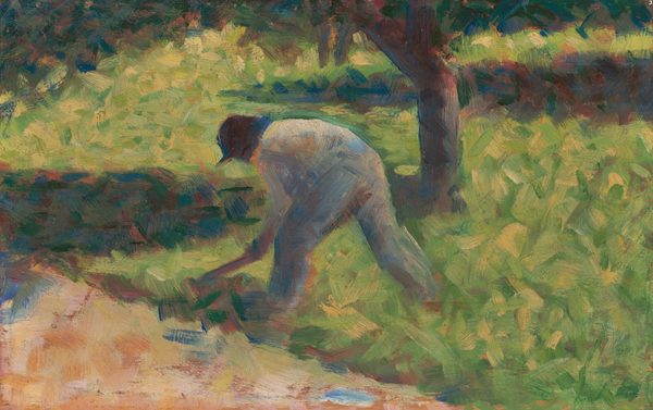 This painting shows a person bent over, working the land outdoors. The person is in the center of the painting, surrounded by green grass and dark trees. The sky is not visible. In the bottom left corner, there is a section of brown earth. The person leans over the edge of this patch, putting a tool with a long handle to the ground. The person is dressed in gray clothes and wears a dark hat. The brushstrokes in the painting are broad, short, and visible. Small strokes of different colors are layered over one another, giving the scene an indistinct and hazy look. The color palette includes greens, dark blues, yellows, browns, and ochres, all overlapping with one another, almost like a kaleidoscope.